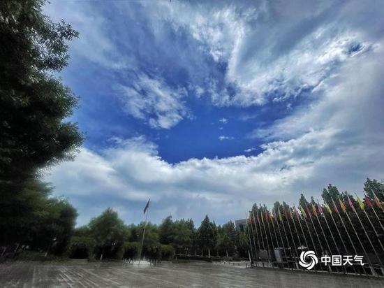 最近两天，北京冷涡过境，天空如同打翻调色盘，一会儿乌云压顶，一会儿蓝天白云，还有彩霞相伴，美不胜收。（图/杨惠中）