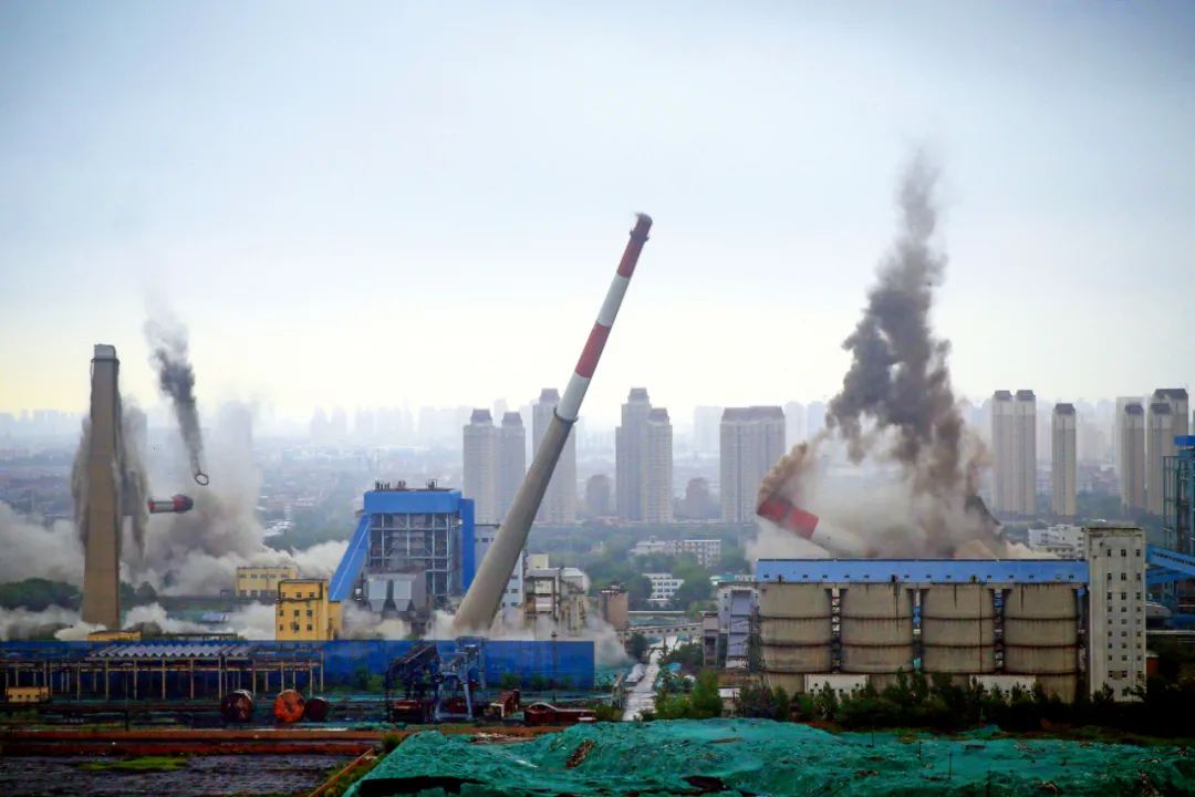 2017年6月23日，天津陈塘热电厂的3座烟囱和1座水塔实施爆破拆除。该热电厂1995年正式运行，2015年3月关停。摄影/本刊记者 佟郁