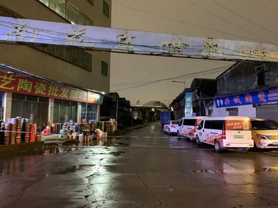 ▲31日晚的海南村，主干道拉起警戒线，空无一人。（受访者供图）