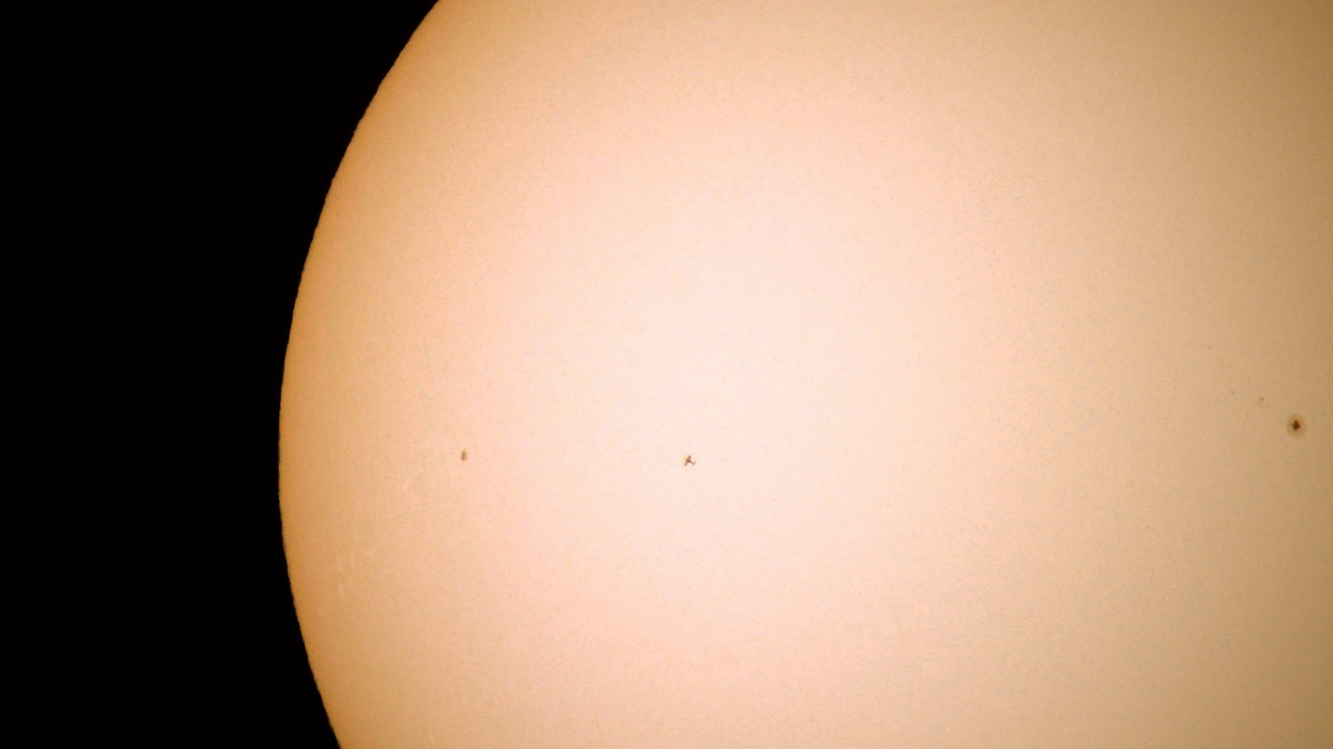  2021年6月3日，北京，中国空间站天和号核心舱与天舟二号组合体飞过太阳圆面特写，中国空间站的“士”字形构型。鹿麟/视觉中国 图